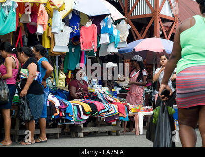 Georgetown, GUYANA. 7 Nov, 2014. 07 Novembre, 2014. Un venditore di orologi shoppers pass presso l'Stabroek mercato nel cuore di Georgetown, Guyana è il principale mercato in città in corrispondenza della giunzione delle banchine e il minibus terminale. A base di pesce e di carne, frutta e verdura e di tutti i tipi di casa tenere le merci sono disponibili dalla i produttori sia al coperto che all'aperto. © Ralph Lauer/ZUMA filo/Alamy Live News Foto Stock