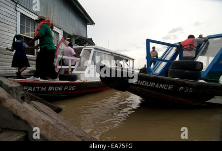 Georgetown, GUYANA. 7 Nov, 2014. 07 Novembre, 2014. I passeggeri a bordo del taxi sul fiume che attraversa il fiume Demerara sulla riva est scaricare i passeggeri sul pontile a Stabroek mercato nel cuore di Georgetown, Guyana. A base di pesce e di carne, frutta e verdura e di tutti i tipi di casa tenere le merci sono disponibili dalla i produttori sia al coperto che all'aperto giornalmente. © Ralph Lauer/ZUMA filo/Alamy Live News Foto Stock