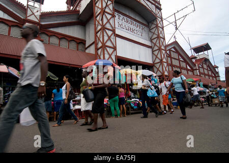 Georgetown, GUYANA. 7 Nov, 2014. 07 Novembre, 2014. Il Stabroek mercato nel cuore di Georgetown, Guyana è il principale mercato in città in corrispondenza della giunzione delle banchine e il minibus terminale. A base di pesce e di carne, frutta e verdura e di tutti i tipi di casa tenere le merci sono disponibili dalla i produttori sia al coperto che all'aperto. © Ralph Lauer/ZUMA filo/Alamy Live News Foto Stock