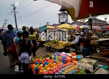 Georgetown, GUYANA. 7 Nov, 2014. 07 Novembre, 2014. Il Stabroek mercato nel cuore di Georgetown, Guyana è il principale mercato in città in corrispondenza della giunzione delle banchine e il minibus terminale. A base di pesce e di carne, frutta e verdura e di tutti i tipi di casa tenere le merci sono disponibili dalla i produttori sia al coperto che all'aperto. © Ralph Lauer/ZUMA filo/Alamy Live News Foto Stock