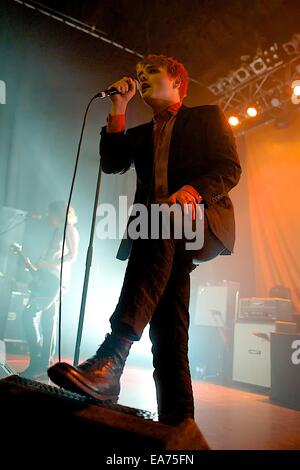 Glasgow, Scotland, Regno Unito. 7 Nov, 2014. Ex My Chemical Romance cantante Gerard Way compie un vende la folla a Glasgow O2 ABC su Venerdì 7 novembre. Credito: John Graham/Alamy Live News Foto Stock