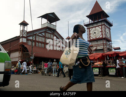 Georgetown, GUYANA. 7 Nov, 2014. 07 Novembre, 2014. Il Stabroek mercato nel cuore di Georgetown, Guyana è il principale mercato in città in corrispondenza della giunzione delle banchine e il minibus terminale. A base di pesce e di carne, frutta e verdura e di tutti i tipi di casa tenere le merci sono disponibili dalla i produttori sia al coperto che all'aperto. © Ralph Lauer/ZUMA filo/Alamy Live News Foto Stock