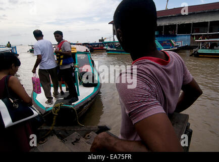 Georgetown, GUYANA. 7 Nov, 2014. 07 Novembre, 2014. I passeggeri a bordo del taxi sul fiume che attraversa il fiume Demerara sulla riva est scaricare i passeggeri sul pontile a Stabroek mercato nel cuore di Georgetown, Guyana. A base di pesce e di carne, frutta e verdura e di tutti i tipi di casa tenere le merci sono disponibili dalla i produttori sia al coperto che all'aperto giornalmente. © Ralph Lauer/ZUMA filo/Alamy Live News Foto Stock