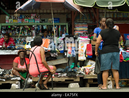 Georgetown, GUYANA. 7 Nov, 2014. 07 Novembre, 2014. I fornitori vendono vestiti e articoli per la casa a Stabroek mercato nel cuore di Georgetown, Guyana è il principale mercato in città in corrispondenza della giunzione delle banchine e il minibus terminale. A base di pesce e di carne, frutta e verdura e di tutti i tipi di casa tenere le merci sono disponibili dalla i produttori sia al coperto che all'aperto. © Ralph Lauer/ZUMA filo/Alamy Live News Foto Stock