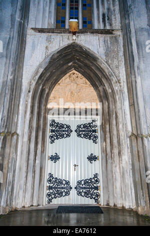 Sportello anteriore della Landakotskirkja (Landakot la chiesa), calcestruzzo chiesa cattolica a Reykjavik, Islanda Foto Stock