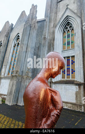 Landakotskirkja (Landakot la chiesa), calcestruzzo chiesa cattolica con la statua di metallo da Steinunn Thorarinsdottir Foto Stock