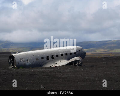 Relitto di un aereo militare che si è schiantato in mezzo al nulla. Il piano ha esaurito il carburante e si è schiantato in un deserto non lontano fro Foto Stock