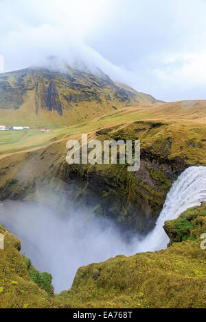 In alto di Skógafoss, nel sud dell'Islanda, uno dei più grandi cascate in Islanda. Foto Stock