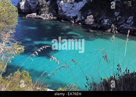 Vista su nuotatori in Cala Macarellita, Menorca Foto Stock