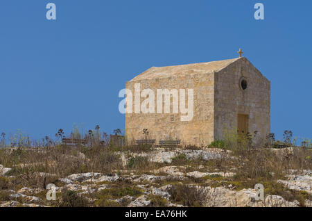 Piccola cappella a lato della strada dedicata a Santa Maria Maddalena nel punto più alto delle scogliere di Dingli, Malta. Foto Stock