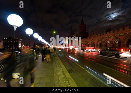 Berlino, Germania. 7 Nov, 2014. 'L'Luce" di confine corre attraverso Oberbaumbrucke attraverso il fiume Sprea. Per il venticinquesimo anniversario della caduta del muro di Berlino, migliaia di palloncini bianchi ripercorrere il percorso del Muro di Berlino per 15.3km attraverso il cuore della città. Il 'Lichtgrenze " o " light " di frontiera è un'installazione temporanea e rimarrà dal 7 al 9 novembre. In una cerimonia poco prima delle 7 di pomeriggio di novembre 9th, i palloncini saranno rilasciati nel cielo notturno. © Harald Franzen/ZUMA filo/Alamy Live News Foto Stock