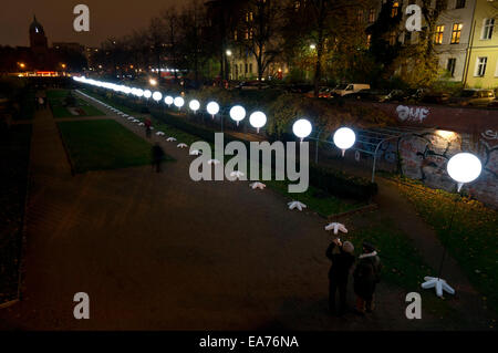 Berlino, Germania. 7 Nov, 2014. 'L'Luce" di confine corre lungo il Engelbecken nel centro di Berlino. Per il venticinquesimo anniversario della caduta del muro di Berlino, migliaia di palloncini bianchi ripercorrere il percorso del Muro di Berlino per 15.3km attraverso il cuore della città. Il 'Lichtgrenze " o " light " di frontiera è un'installazione temporanea e rimarrà dal 7 al 9 novembre. In una cerimonia poco prima delle 7 di pomeriggio di novembre 9th, i palloncini saranno rilasciati nel cielo notturno. © Harald Franzen/ZUMA filo/Alamy Live News Foto Stock