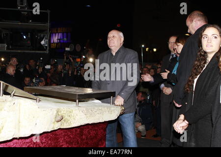 Berlino, Germania. 7 Nov, 2014. Mikhail Gorbaciov, durante la cerimonia di inaugurazione di una mostra intitolata "guerra fredda di black box' presso l'ex Checkpoint Charlie valico di frontiera come parte delle celebrazioni per il XXV anniversario della caduta del muro di Berlino. © Simone Kuhlmey/Pacific Press/Alamy Live News Foto Stock