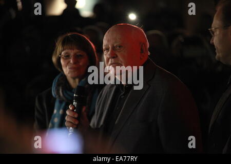 Berlino, Germania. 7 Nov, 2014. Mikhail Gorbaciov, durante la cerimonia di inaugurazione di una mostra intitolata "guerra fredda di black box' presso l'ex Checkpoint Charlie valico di frontiera come parte delle celebrazioni per il XXV anniversario della caduta del muro di Berlino. © Simone Kuhlmey/Pacific Press/Alamy Live News Foto Stock