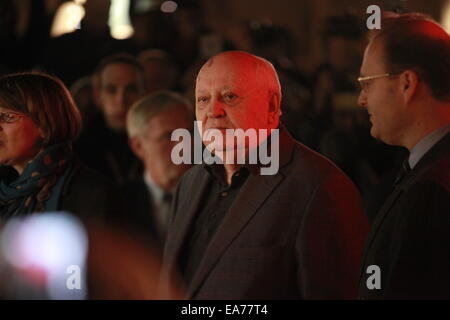 Berlino, Germania. 7 Nov, 2014. Mikhail Gorbaciov, durante la cerimonia di inaugurazione di una mostra intitolata "guerra fredda di black box' presso l'ex Checkpoint Charlie valico di frontiera come parte delle celebrazioni per il XXV anniversario della caduta del muro di Berlino. © Simone Kuhlmey/Pacific Press/Alamy Live News Foto Stock