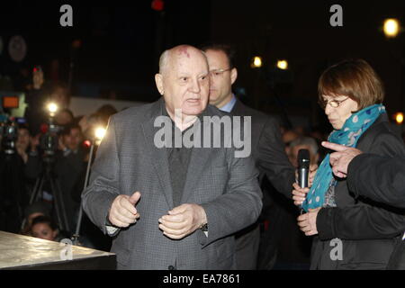 Berlino, Germania. 7 Nov, 2014. Mikhail Gorbaciov, durante la cerimonia di inaugurazione di una mostra intitolata "guerra fredda di black box' presso l'ex Checkpoint Charlie valico di frontiera come parte delle celebrazioni per il XXV anniversario della caduta del muro di Berlino. © Simone Kuhlmey/Pacific Press/Alamy Live News Foto Stock