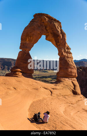 Due fotografi di scattare una foto del Delicate Arch. Il Parco Nazionale di Arches, Utah, Stati Uniti d'America. Foto Stock