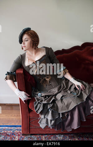 Giovane donna in vecchio stile vestire Foto Stock