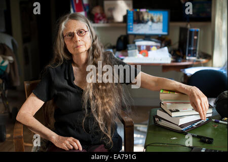 Ritratto di donna anziana con il computer portatile Foto Stock