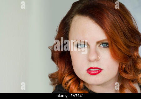 Ritratto in studio di gingerhead giovane donna adulta Foto Stock