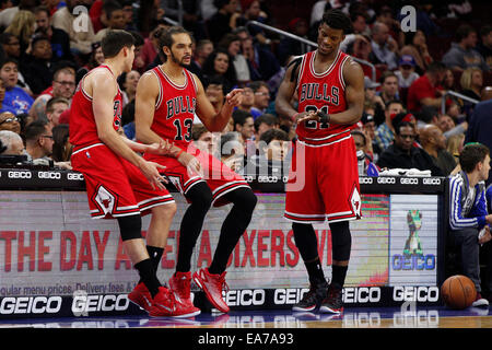 Philadelphia, Pennsylvania, USA. 7 Nov, 2014. Chicago Bulls center Joakim Noah (13) parla di cose più avanti con Doug McDermott (3) con protezione Jimmy Butler (21) accanto a loro durante il gioco NBA tra Chicago Bulls e la Philadelphia 76ers presso la Wells Fargo Center di Philadelphia, Pennsylvania. Il Chicago Bulls ha vinto 118-115. Credito: Cal Sport Media/Alamy Live News Foto Stock