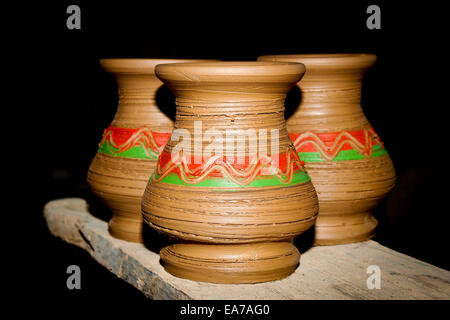 Rustico in ceramica fatti a mano MARRONE argilla tazze di terracotta souvenir alla strada del mercato di artigianato Foto Stock