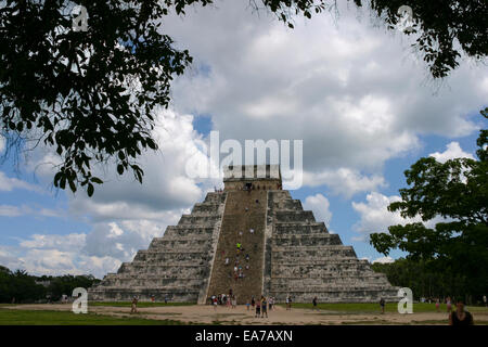 Tempio di Kukulkan (El Castillo) in Chichen Itza rovine nella Riviera Maya, la penisola dello Yucatan, Messico Foto Stock