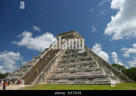 Tempio di Kukulcan (El Castillo) in Chichen Itza rovine nella Riviera Maya, la penisola dello Yucatan, Messico Foto Stock