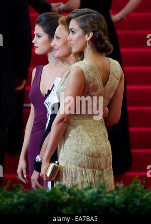 "Charles James: oltre la moda' Costume Institute Gala al Metropolitan Museum of Art - all'esterno degli arrivi con: Selena Gomez,Jessica Alba dove: la città di New York, New York, Stati Uniti quando: 05 Maggio 2014 Foto Stock