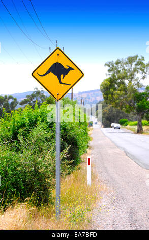 Canguro segno di incrocio lungo la strada australiana. Foto Stock