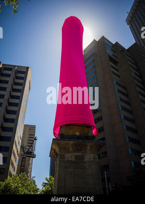 Sydney, Australia. 8 Novembre, 2014. L'Obelisco a Hyde Park è stato avvolto in un preservativo rosa per promuovere la consapevolezza dell'HIV nel novembre 08, 2014 a Sydney, in Australia. Credito: MediaServicesAP/Alamy Live News Foto Stock