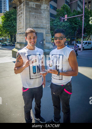 Sydney, Australia. 8 Novembre, 2014. Volontari handout volantini per promuovere la consapevolezza dell'HIV sotto l'Obelisco a Hyde Park a Sydney. Credito: MediaServicesAP/Alamy Live News Foto Stock