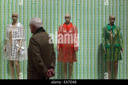 Francoforte, Germania. 8 Novembre, 2014. Un visitatore visualizza opere d'Arte in fiera tedesco su Pop Art la Schirn Kunsthalle di Francoforte a Francoforte in Germania, su nov. 8, 2014. La mostra allestita tra Novembre 6, 2014 e 8 febbraio 2015, avrà uno sguardo più da vicino alle attività artistiche che costituito "tedesco" Pop degli anni sessanta e primi anni settanta. Credito: Luo Huanhuan/Xinhua/Alamy Live News Foto Stock