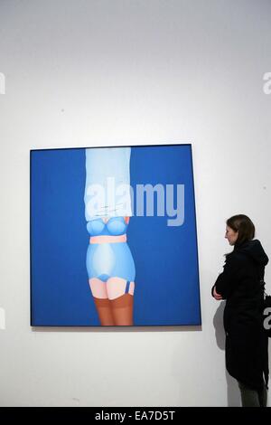 Francoforte, Germania. 8 Novembre, 2014. Un visitatore visualizza un pezzo dell'opera d'Arte in fiera tedesco su Pop Art la Schirn Kunsthalle di Francoforte a Francoforte in Germania, su nov. 8, 2014. La mostra tenutasi tra il 6 novembre 2014 e 8 febbraio 2015, dovrebbe prendere uno sguardo più da vicino le attività artistiche che costituito "tedesco" Pop degli anni sessanta e primi anni settanta. Credito: Luo Huanhuan/Xinhua/Alamy Live News Foto Stock