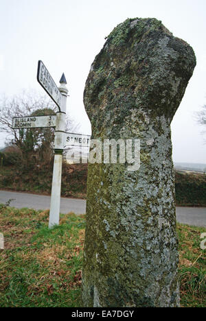 Bodmin Moor Croce di pietra e cartello Cornwall Inghilterra Foto Stock