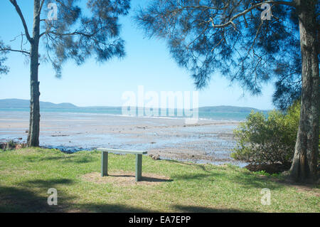 Un banco vuoto affacciato sul Port Stephens estuario nel Nuovo Galles del Sud, Australia Foto Stock