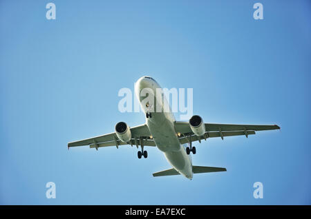 Aeroplano che vola nel cielo blu Foto Stock