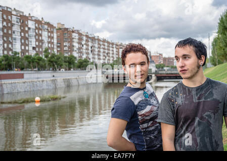 Amorevole coppia gay in fuori Foto Stock