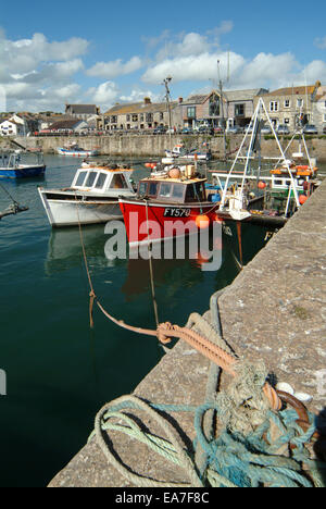 Porto Porthleven barche da pesca Cornwall Inghilterra Foto Stock