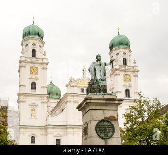Un monumento di Re Max (costruito nel 1826) di fronte alla Cattedrale di Santo Stefano di Passau Foto Stock