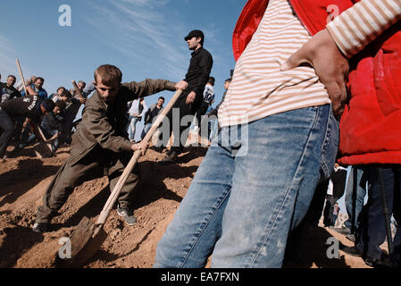 Il popolo curdo seppellire i loro combattenti che morì durante il combattimento contro uno Stato islamico nella città siriana di Kobani, al confine turco città di Suruc, Ottobre 2014 Foto Stock