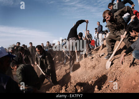 Profughi curdi bury 3 YPG curda combattenti che sono morti nelle battaglie contro lo Stato islamico forze in Kobane, Suruc, Turchia Foto Stock