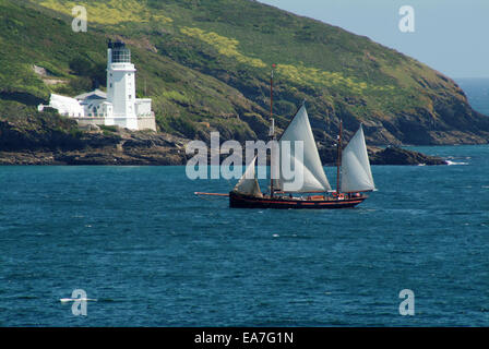 San Antonio Faro & St Anthony Head con la vecchia nave a vela su strade di Michael Carrick visto da Falmouth Cornwall Inghilterra Foto Stock