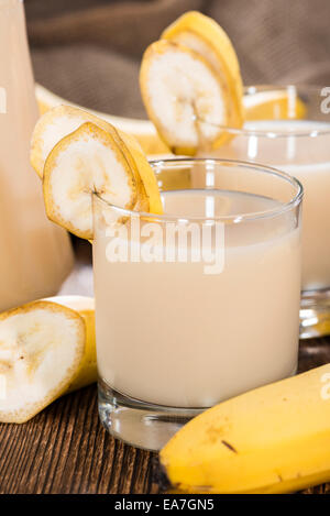 Fatta fresca succo di banana in un vetro (su sfondo di legno) Foto Stock