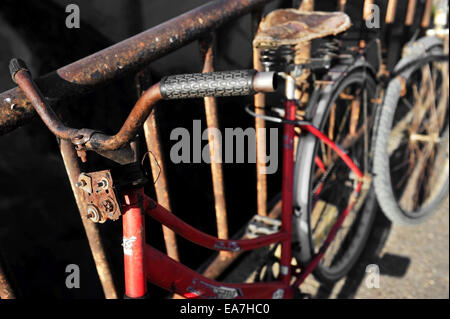 Dettaglio con un molto vecchie e arrugginite bicicletta rosso Foto Stock