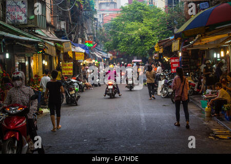 La vita di strada di Hanoi, Vietnam Foto Stock