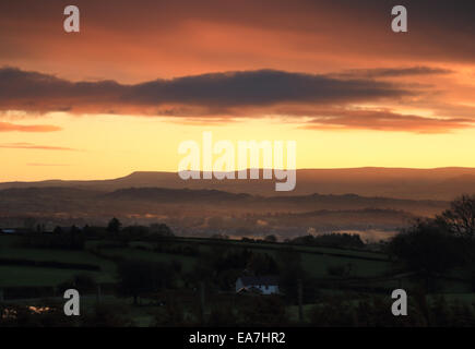 View all'alba su Brecon verso le lontane montagne nere, nel Parco Nazionale di Brecon Beacons, Galles con valli misty accesa Foto Stock