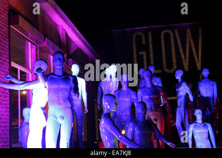 Eindhoven, Paesi Bassi. 7 Nov, 2014. Mannequins al di fuori delle candelette Cafe, il centro informazioni per le candelette di festival della luce di Eindhoven, Paesi Bassi. La nona edizione del Glow corre dal 08 al 15 novembre 2014 ed ha per tema "Città in Movimento". Credito: Stuart Forster/Alamy Live News Foto Stock