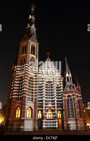 Eindhoven, Paesi Bassi. 7 Nov, 2014. Stereo, mediante la macula, all'Augustijnenkerk, uno degli impianti del festival bagliore di luce di Eindhoven, Paesi Bassi. La nona edizione del Glow corre dal 08 al 15 novembre 2014 ed ha per tema "Città in Movimento". Credito: Stuart Forster/Alamy Live News Foto Stock