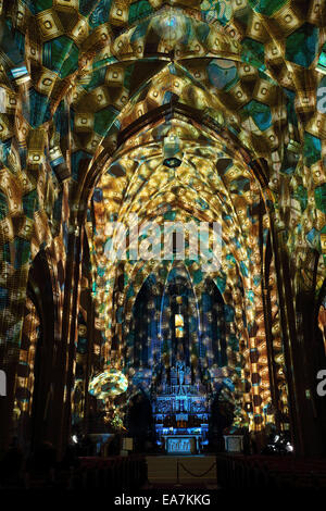 Eindhoven, Paesi Bassi. 7 Nov, 2014. Casa Magica, all'interno del Augustijnenkerk, uno degli impianti presso il festival di bagliore di luce di Eindhoven, Paesi Bassi. La nona edizione del Glow corre dal 08 al 15 novembre 2014 ed ha per tema "Città in Movimento". Credito: Stuart Forster/Alamy Live News Foto Stock